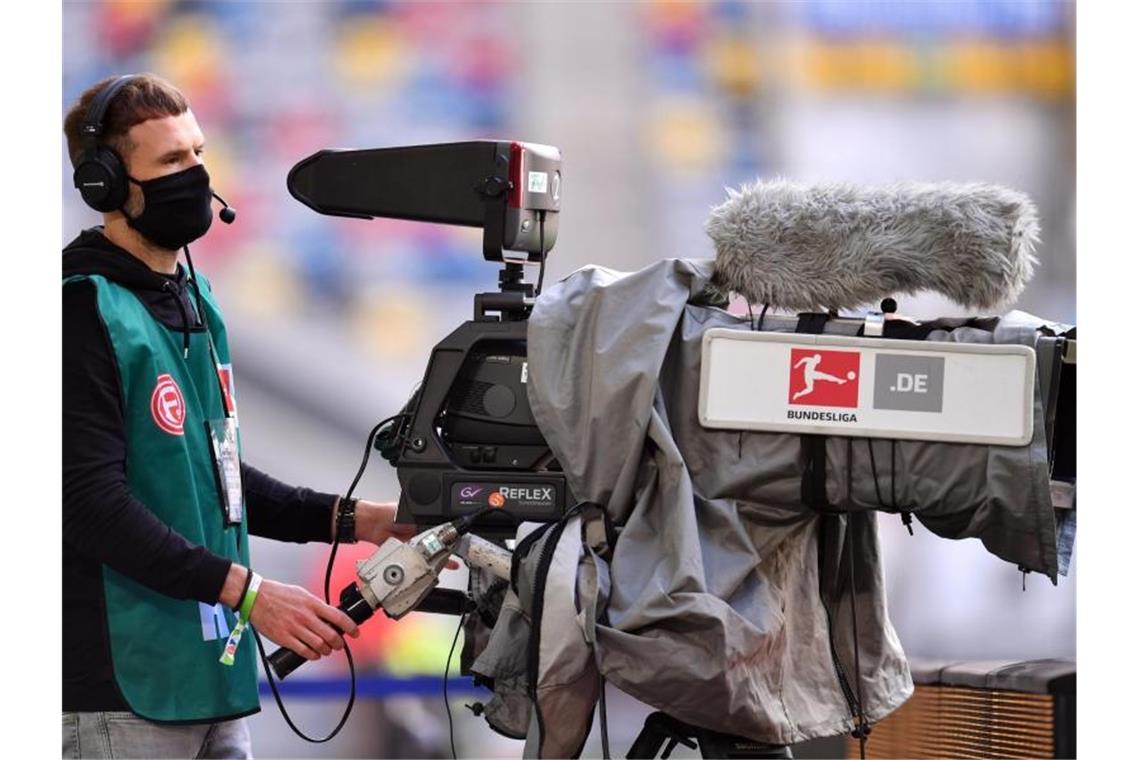 Bericht: Bundesliga verliert 150 Millionen Euro TV-Gelder Die DFL muss auf weitere TV-Gelder noch warten. Foto: Marius Becker/dpa-Pool/dpa