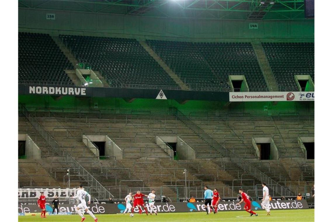 Die DFL soll bei möglichen Geisterspielen nur 239 Menschen ins Stadion lassen. Foto: Roland Weihrauch/dpa