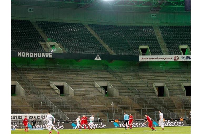Die DFL soll bei möglichen Geisterspielen nur 239 Menschen ins Stadion lassen. Foto: Roland Weihrauch/dpa