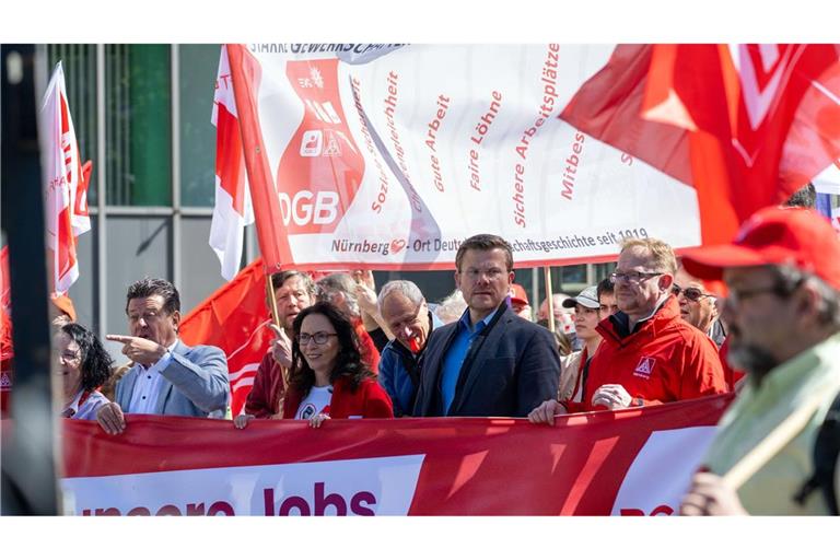 Die DGB-Bundesvorsitzende Yasmin Fahimi (Mitte) bei der zentralen Maikundgebung der Gewerkschaften in Nürnberg.