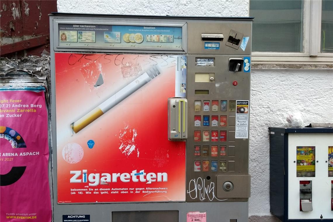 Zwei Automaten aufgebrochen Die Diebe haben solch einen Zigarettenautomat aufgesprengt. Symbolfoto: M. Nothstein