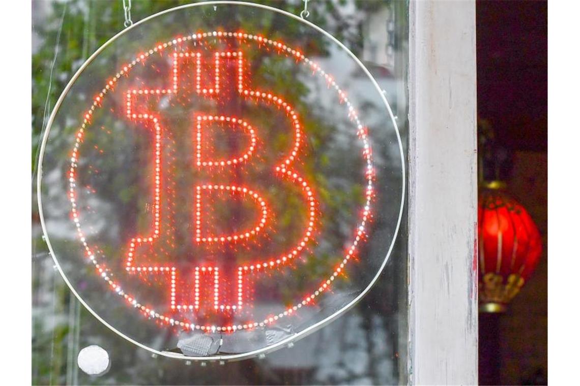 Die Digitalwährung Bitcoin steigt wieder im Kurs. Foto: Jens Kalaene/ZB/dpa