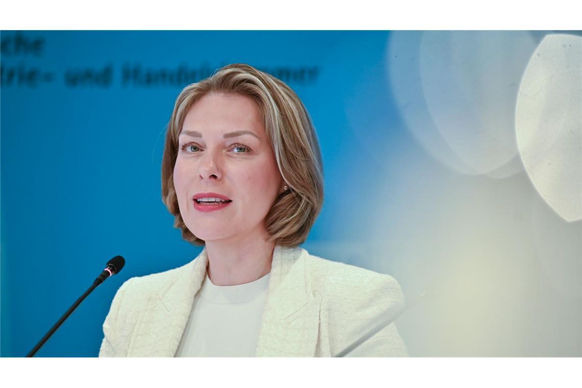 Konjunkturflaute – Verbraucher sparen, Firmen unsicher Die DIHK hat klare Forderungen an die neue Regierung.