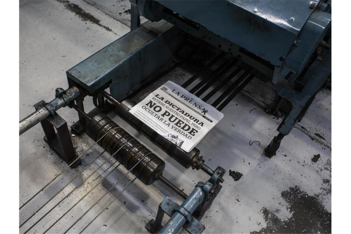 Nicaragua: Kritische Zeitung muss Druckversion einstellen „Die Diktatur hält unser Papier fest, kann aber die Wahrheit nicht ausblenden“, steht an der letzten Druckversion der regierungskritischen Zeitung „La Prensa“. Foto: Stringer/dpa