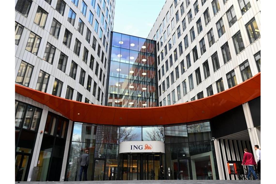 Immer mehr Direktbanken verlangen Gebühren für Girocard Die Direktbank ING verlangt künftig Gebühren für die Girocard. Foto: Arne Dedert/dpa