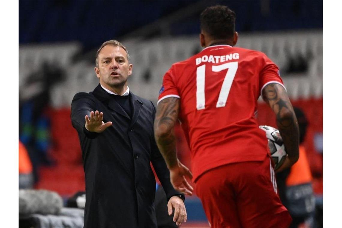 Die Diskussionen um die Zukunft von Trainer Hansi Flick werden nach dem Aus der Bayern in der Champions League nicht weniger werden. Foto: Franck Fife/3p-afp/dpa