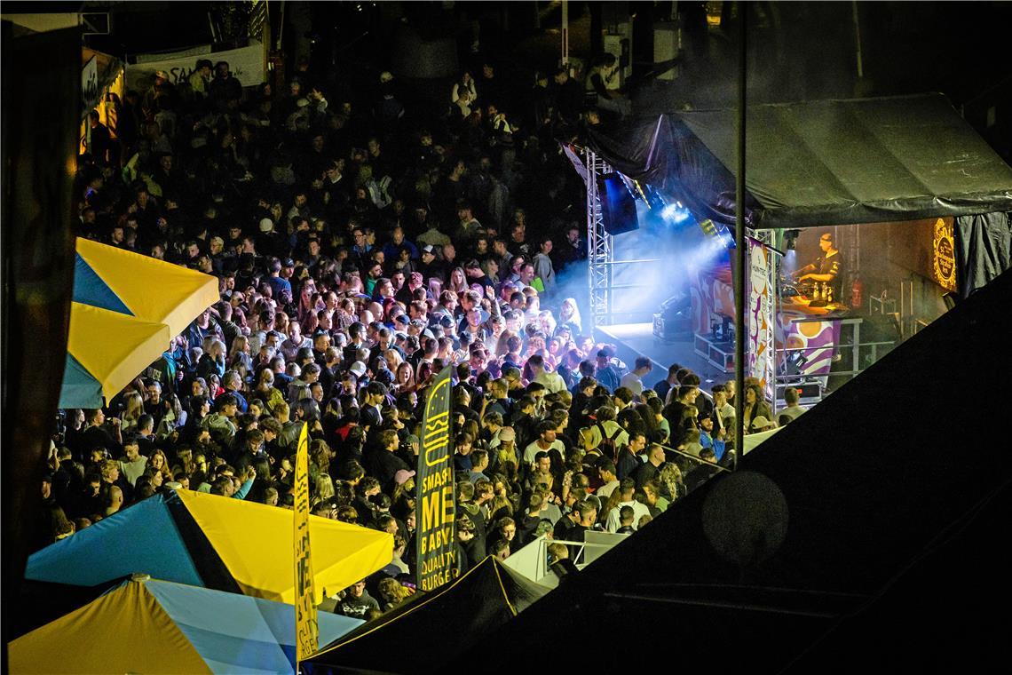 „Es bleibt immer ein Restrisiko“ Die DJ-Bühne auf dem Müller-Parkplatz ist ein noch relativ neuer Anziehungspunkt auf dem Backnanger Straßenfest. Dieses Jahr wollen die Organisatoren dort auch schon tagsüber Programm bieten. Archivfoto: Alexander Becher