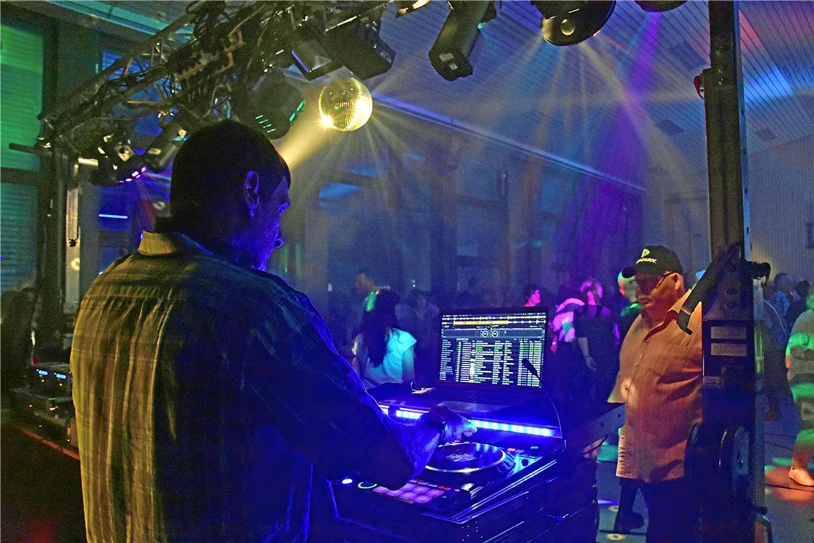 Die DJs bringen die Halle zum Beben. 12. "Remember Alte Grube Party" des Disco C...