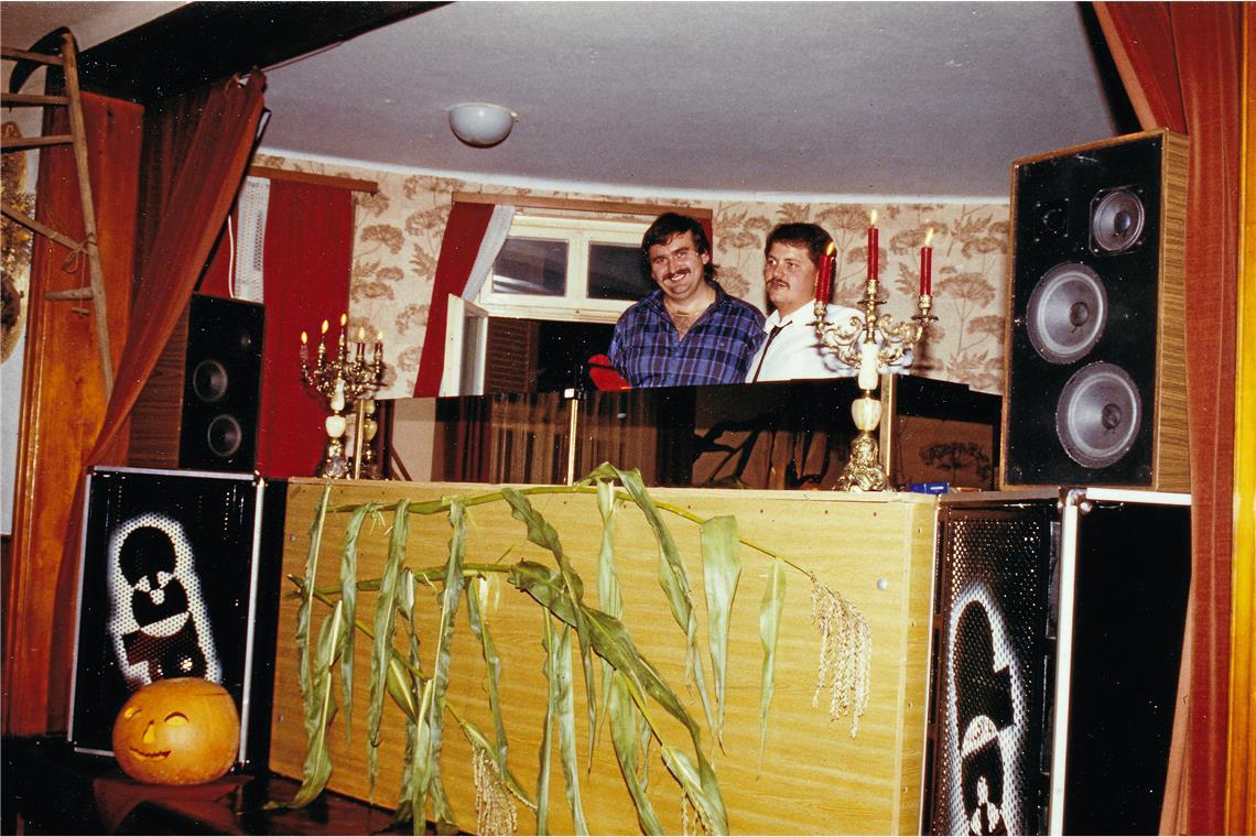 Die DJs vom Disco-Club Oberbrüden (DCO) Rudi Seibert (rechts) und Hans-Peter „Grabbe“ Grabmeier bei einer Kirbeveranstaltung im Rössle. Foto: privat