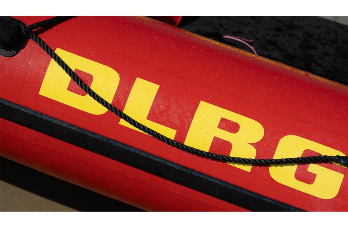 Polizei und DLRG retten mehrere Menschen aus dem Wasser Die DLRG hatte am Mittwoch alle Hände voll zu tun am Bodensee. (Symbolbild)