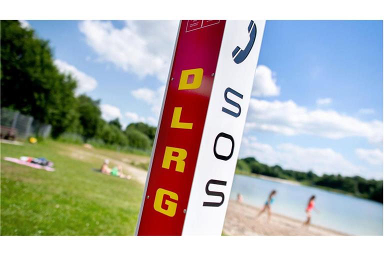 Die DLRG muss an Seen in Baden-Württemberg immer wieder eingreifen. (Archivbild)