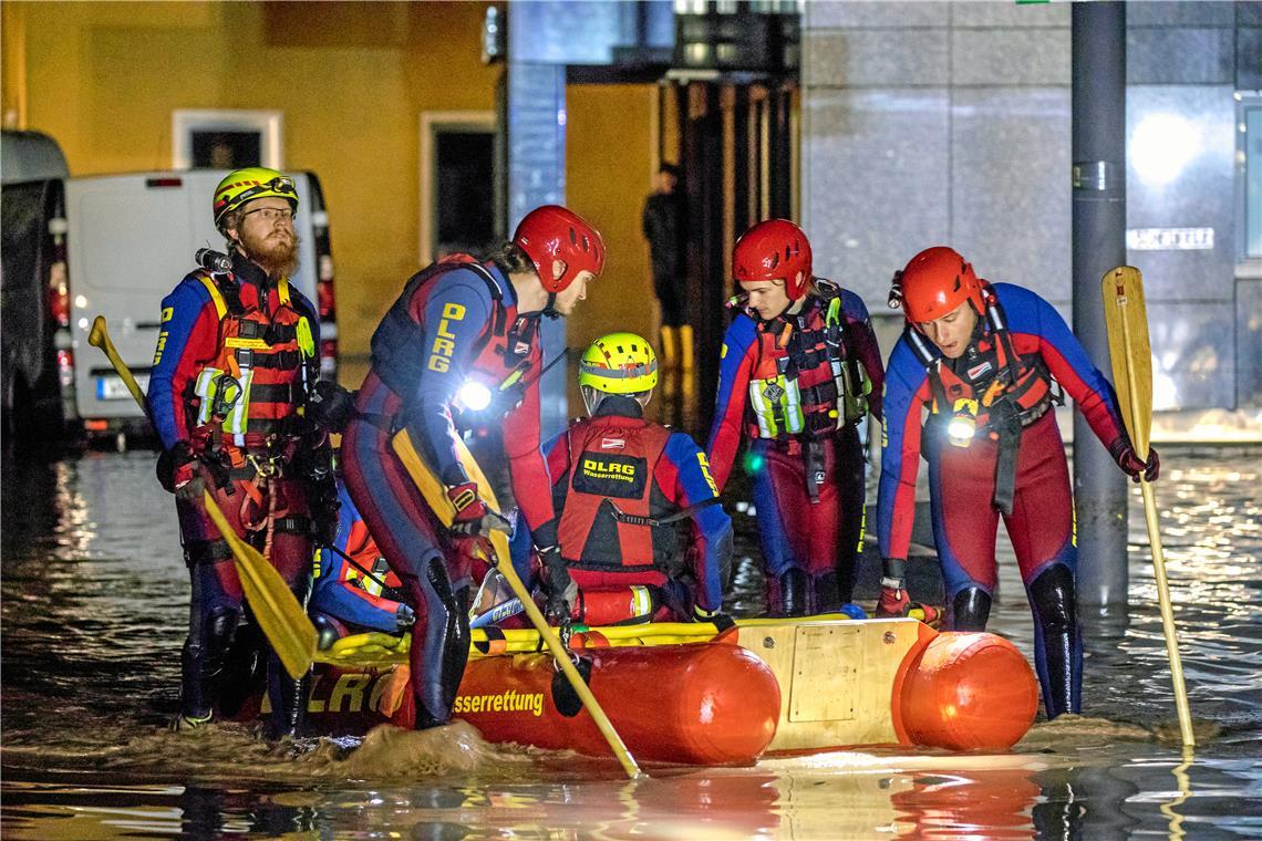Extremer Starkregen fordert zwei Todesopfer Die DLRG war in Rudersberg mit einem Boot vor Ort. Foto: Benjamin Beytekin
