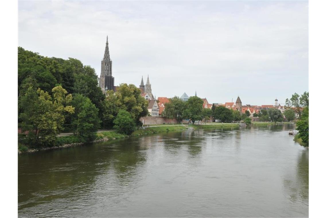 Die Donau fließt an Ulm (l) und Neu-Ulm (r) vorbei. Foto: Stefan Puchner/Archivbild