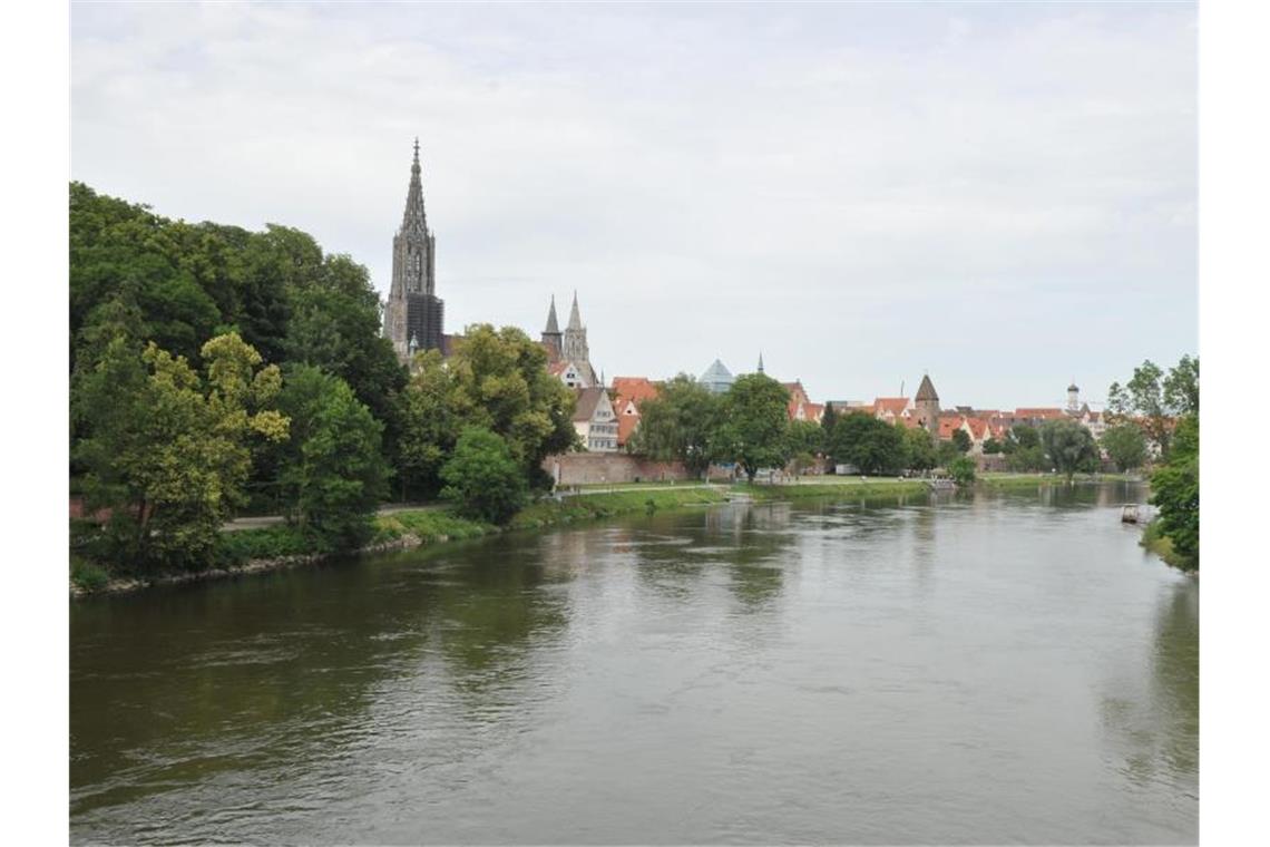 Tag des offenen Denkmals in Ulm eröffnet Die Donau fließt an Ulm (l) und Neu-Ulm (r) vorbei. Foto: Stefan Puchner/Archivbild