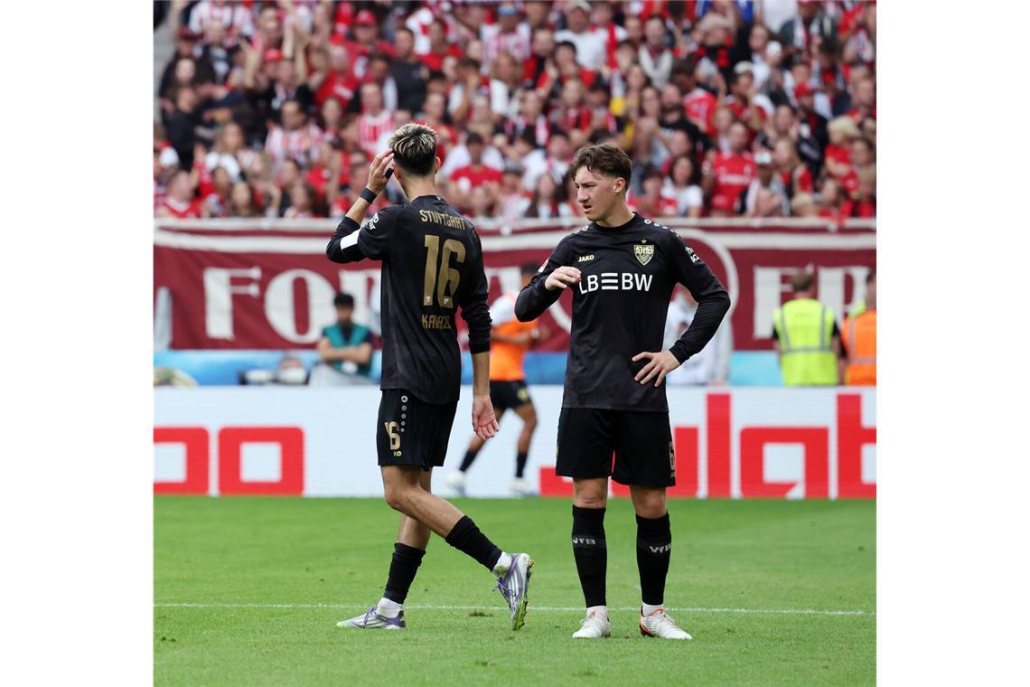 Die Doppelsechs im Gespräch: Angelo Stiller (rechts) und Atakan Karazor vom VfB Stuttgart
         
         Foto: imago/Sportfoto Rudel