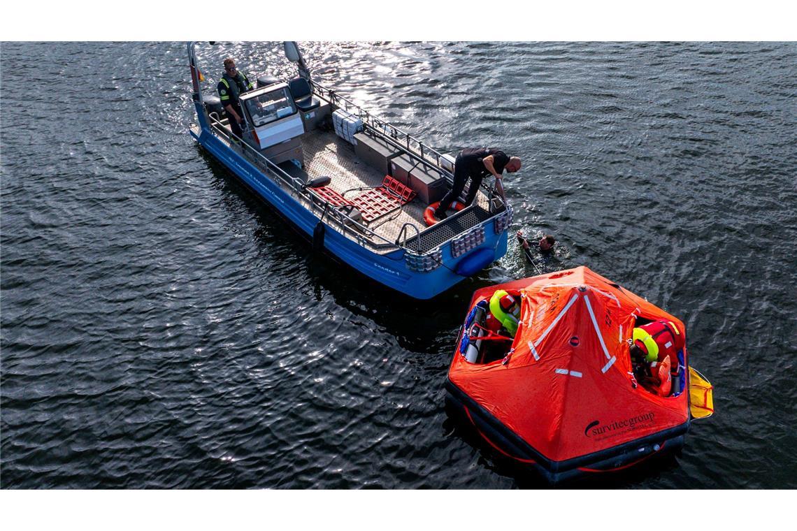 Astronauten auf See - Überlebensübung mit Weste und Paddel Die dortige Firma trainiert normalerweise vor allem Mitarbeiter der Offshore-Branche.