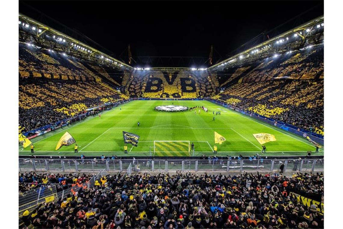 Die Dortmunder Fans zeigen vor Beginn des Spiels im Signal Iduna Park eine Choreogephie die über 3 Tribünen. Foto: Guido Kirchner/dpa