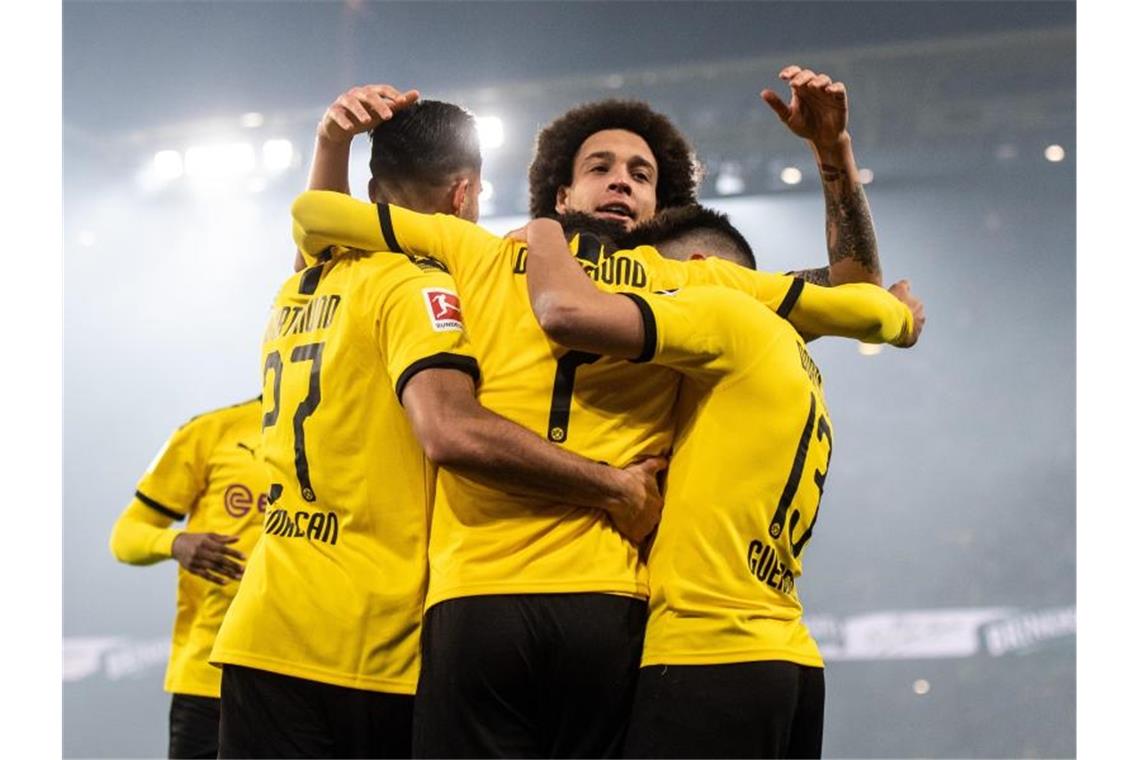 Die Dortmunder feiern den klaren Sieg gegen Eintracht Frankfurt. Foto: Bernd Thissen/dpa