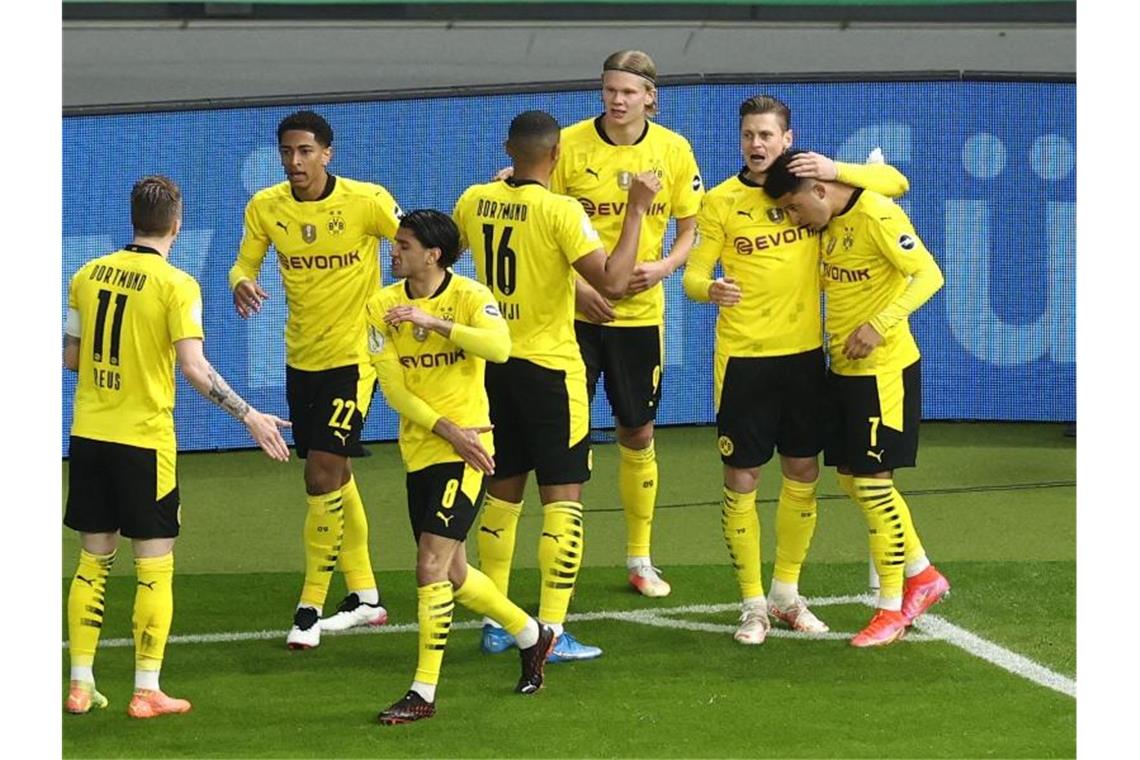 Die Dortmunder Mannschaft um Torschütze Jadon Sancho (r) feiert das Tor zur 1:0-Führung. Foto: Maja Hitij/Getty-Pool/dpa