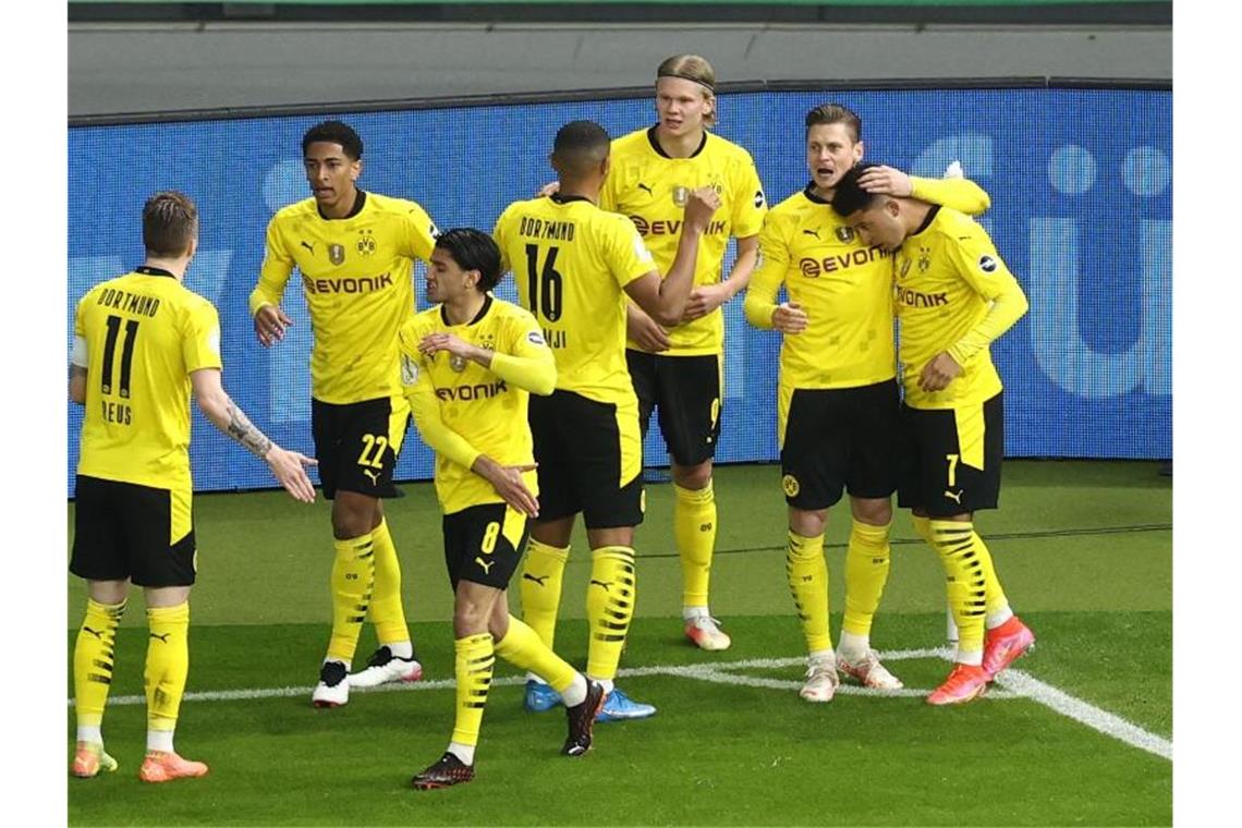 BVB feiert Pokalsieg nach Sieg gegen Leipzig Die Dortmunder Mannschaft um Torschütze Jadon Sancho (r) feiert das Tor zur 1:0-Führung. Foto: Maja Hitij/Getty-Pool/dpa