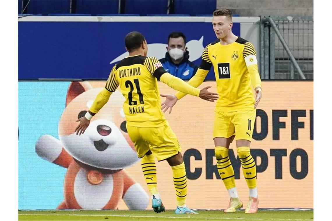 Die Dortmunder Marco Reus (r) und Donyell Malen feiern den Treffer zum zwischenzeitlichen 2:1. Foto: Uwe Anspach/dpa