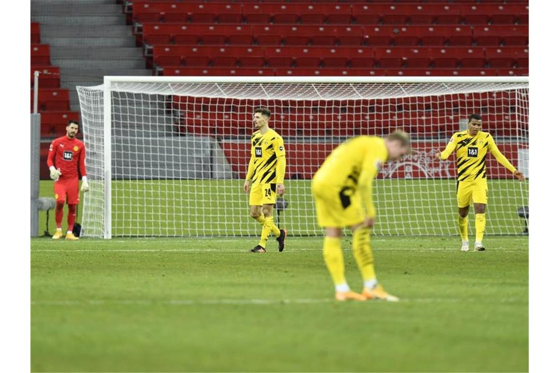 BVB verliert Verfolgerduell - Hertha in der Krise Die Dortmunder sind nach der Niederlage in Leverkusen enttäuscht. Foto: Martin Meissner/Pool AP/dpa
