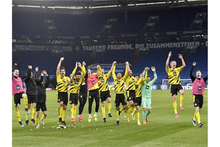 Die Dortmunder Spieler feierten nach dem Derby-Sieg. Foto: Martin Meissner/Pool AP/dpa
