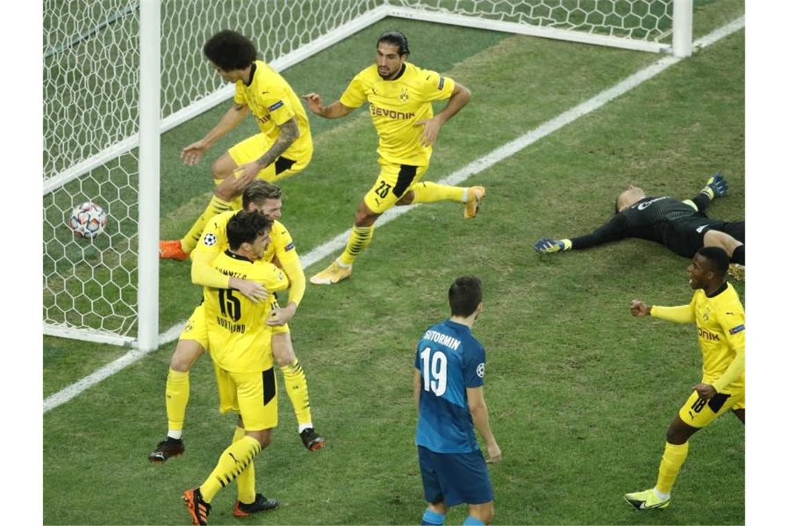 Die Dortmunder Spieler jubeln über das Tor zum 1:1-Ausgleich durch Lukas Piszczek. Foto: Dmitri Lovetsky/AP/dpa