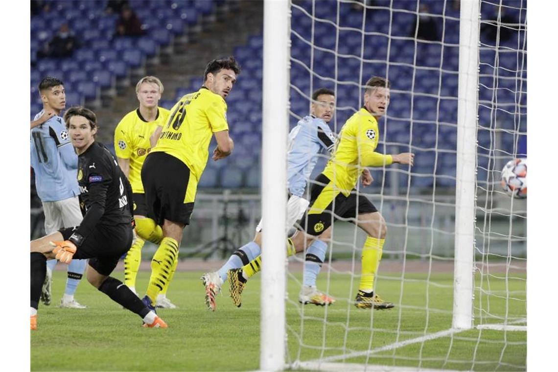 Die Dortmunder Spieler schauen dem Ball beim 0:2 hinterher. Foto: Gregorio Borgia/AP/dpa