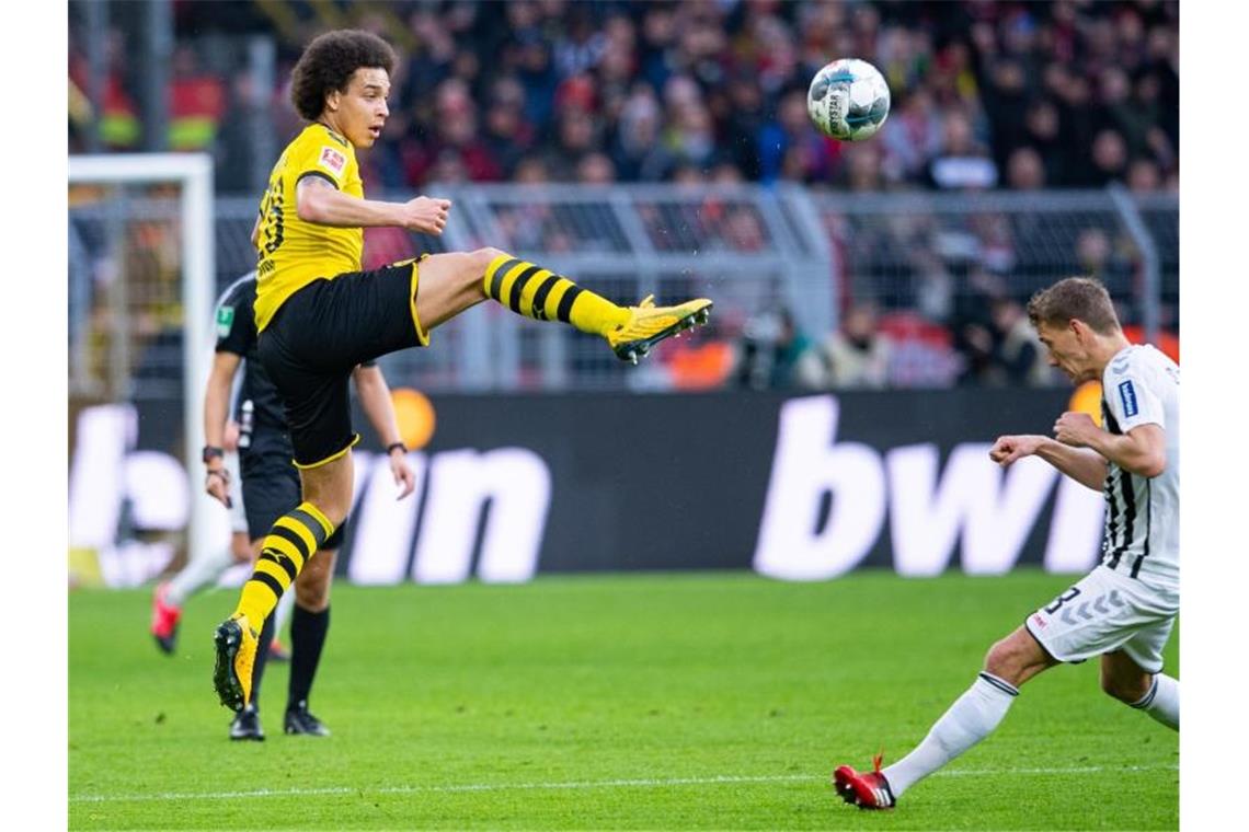Bayern gewinnen Protest-Spiel - BVB und Gladbach mühevoll Die Dortmunder um Axel Witsel (l) setzten sich knapp gegen die Freiburger um Nils Petersen durch. Foto: Guido Kirchner/dpa