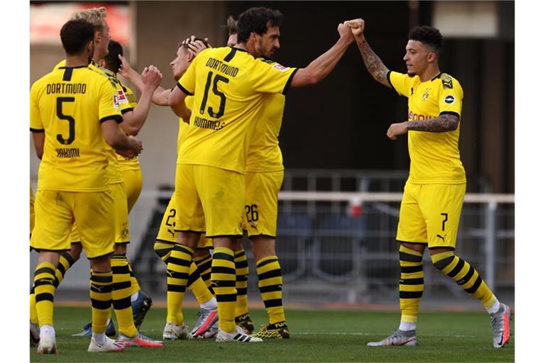 Die Dortmunder um Jadon Sancho (r) zeigten eine starke zweite Halbzeit in Paderborn. Foto: Lars Baron/Getty Images Europe/Pool/dpa