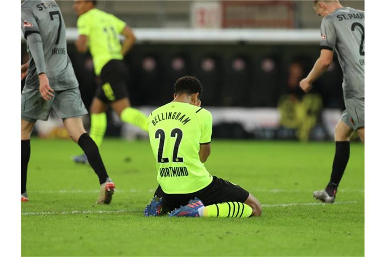 Die Dortmunder um Jude Bellingham verloren beim FC St. Pauli und schieden im DFB-Pokal aus. Foto: Christian Charisius/dpa