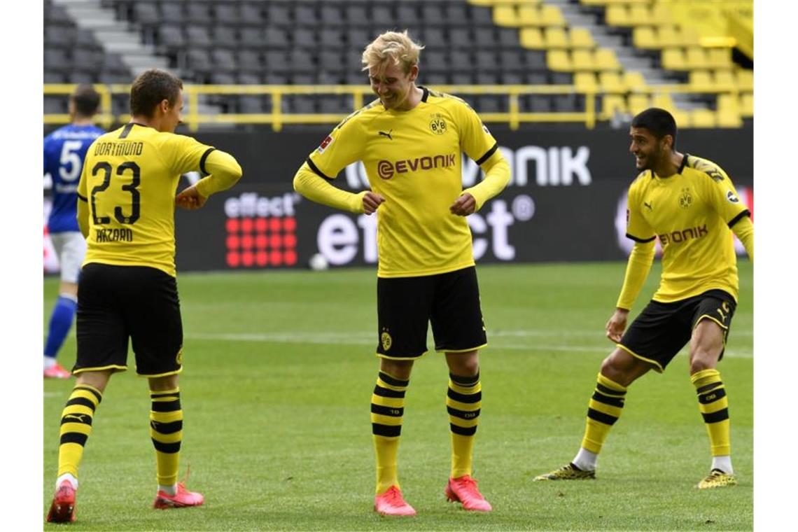 Die Dortmunder um Julian Brandt (M.) starteten nach der Corona-Pause mit einem Derbysieg. Foto: Martin Meissner/AP-Pool/dpa