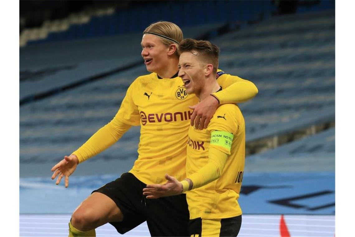 Die Dortmunder um Marco Reus (r) und Erling Haaland sind in der Bundesliga unter Druck. Foto: Lindsey Parnaby/dpa