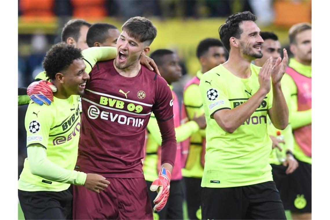 Seriös statt spektakulär: Malens Tordebüt beglückt BVB Die Dortmunder um Matchwinner Donyell Malen (l) feiern den Heimsieg. Foto: Bernd Thissen/dpa