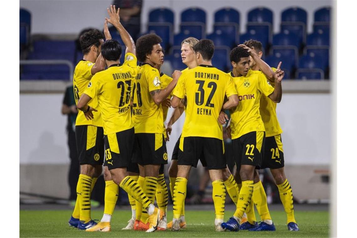 Die Dortmunder um Neuzugang Jude Bellingham (2.v.r.) haben ein junges Team. Foto: Marius Becker/dpa