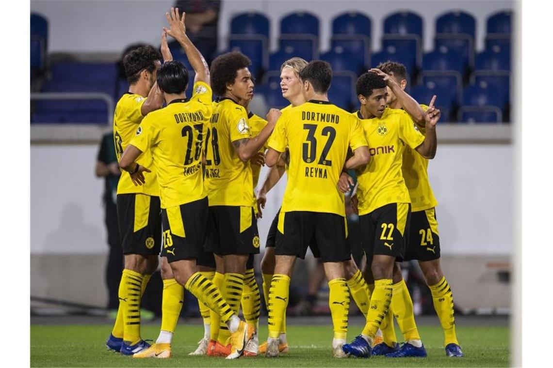 Darüber spricht die Liga: Zuschauer, Jungstars und Hoeneß Die Dortmunder um Neuzugang Jude Bellingham (2.v.r.) haben ein junges Team. Foto: Marius Becker/dpa
