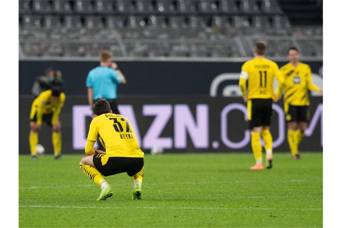 Vorweihnachtliches Beben beim BVB: Aus für Trainer Favre Die Dortmunder waren nach dem bitteren 1:5 gegen den VfB schwer frustriert. Foto: Bernd Thissen/dpa