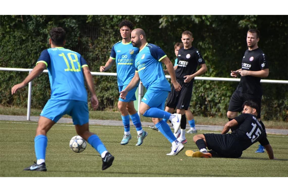 Die Dose geöffnet: Mit dem Führungstreffer von Emir Görkem (Bildmitte) fand der TSV Ehningen II bei Croatia Sindelfingen (in Schwarz) in die Spur.