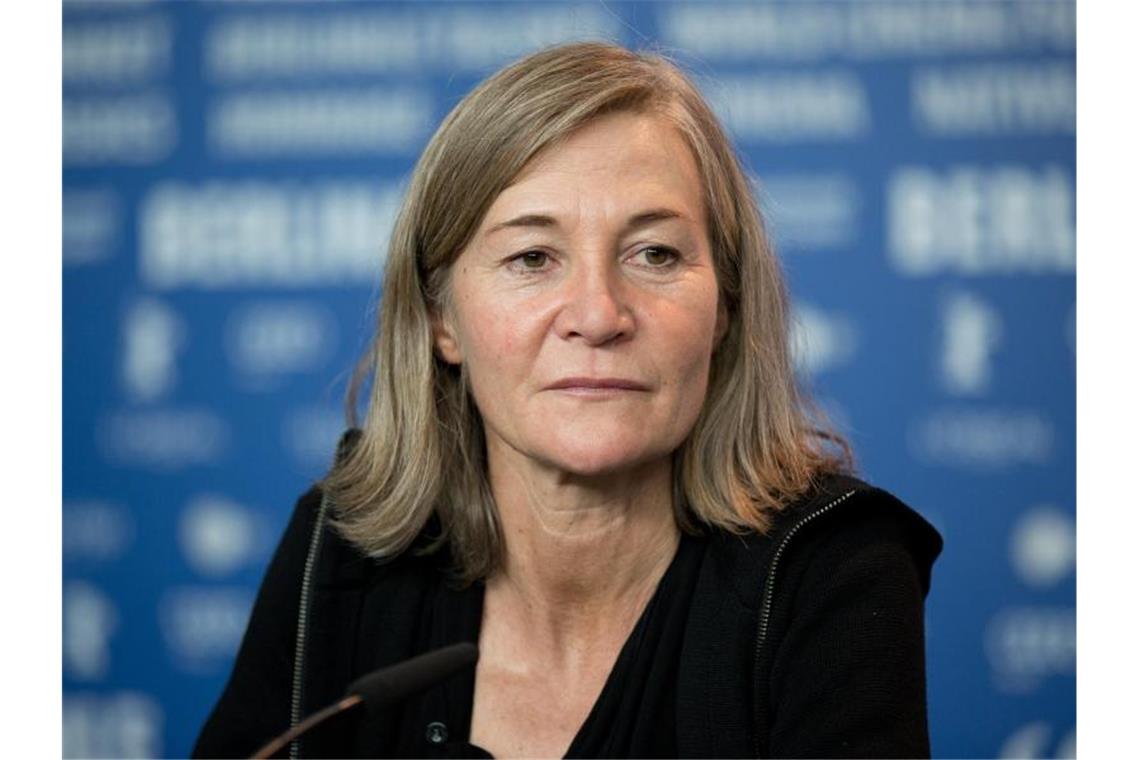 Die Drehbuchautorin und Kamerafrau Judith Kaufmann nimmt an einer Pressekonferenz teil. Foto: Jörg Carstensen/dpa/Archivbild