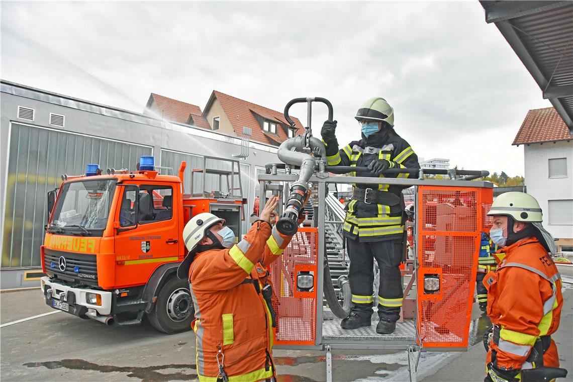 Die Drehleiter wird für den Löschangriff vorbereitet. Für die Schauübung hatten sich die Ausbilder verschiedene Szenarien einfallen lassen, mit denen die Nachwuchskräfte bei einem Einsatz konfrontiert sein könnten.Fotos: T. Sellmaier