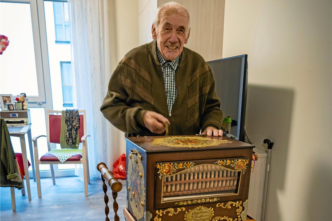 Ein Leben voller Schicksalsschläge Die Drehorgel ist Georg Birmanns ganzer Stolz. Mit seiner Musik erfreut er regelmäßig auch die anderen Bewohnerinnen und Bewohner des Pflegestifts. Foto: Alexander Becher