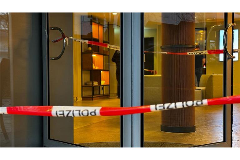 Die Drehtür zu dem Hotel ist gesperrt - ein Mann soll seine Mutter dort erstochen haben.