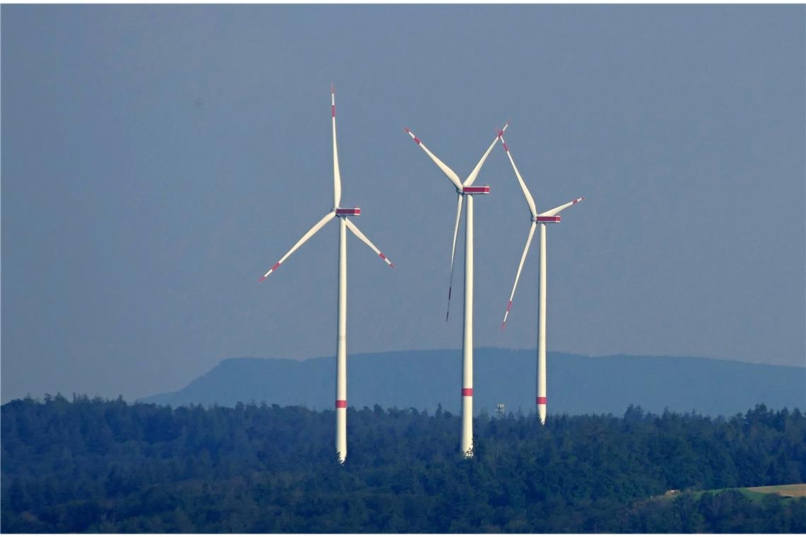 Die drei Anlagen des Windparks Goldboden in Winterbach – hier vom Kleinheppacher Kopf aus gesehen – werden von der EnBW betrieben.  Foto: G. Habermann