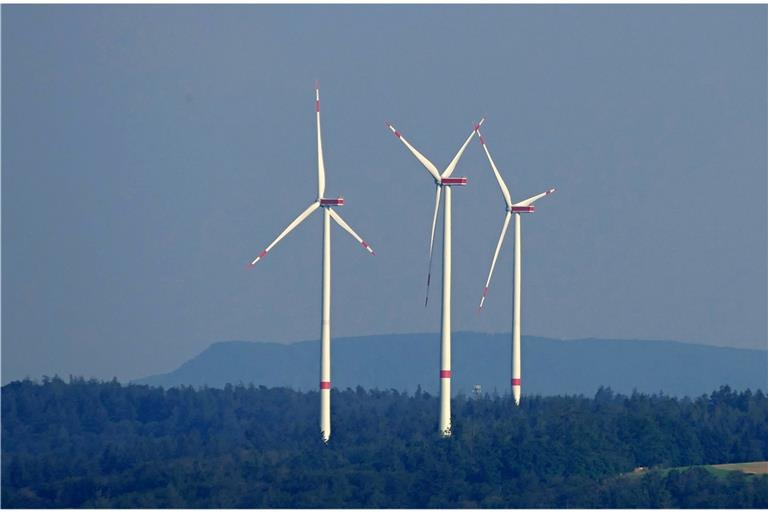 Die drei Anlagen des Windparks Goldboden in Winterbach – hier vom Kleinheppacher Kopf aus gesehen – werden von der EnBW betrieben.  Foto: G. Habermann
