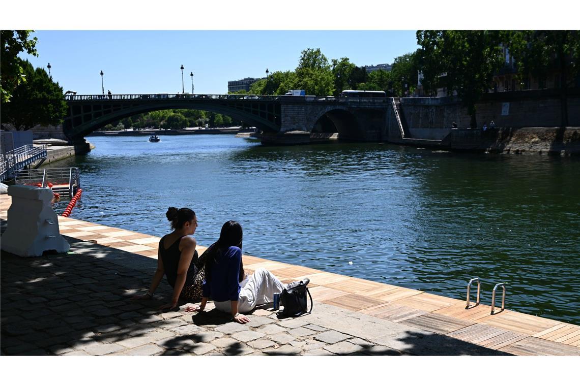 Paris eröffnet drei Flussbäder an der Seine Die drei Badestellen bestehen aus Sonnendecks, die auf Luftkissen ruhen, Umkleidekabinen und Duschen.