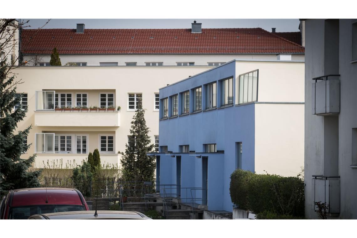 Endlich – freie Sicht auf Le Corbusiers Einfamilienhaus Die drei benachbarten Reihenhäuser aus dem Entwurf des Niederländers Mart Stam . . .