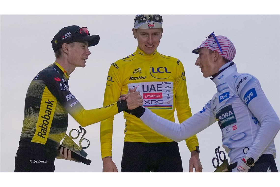 Die drei besten Radprofis bei der Tour de France 2025: Tadej Pogacar (M), Jonas Vingegaard (l) und Florian Lipowitz.
