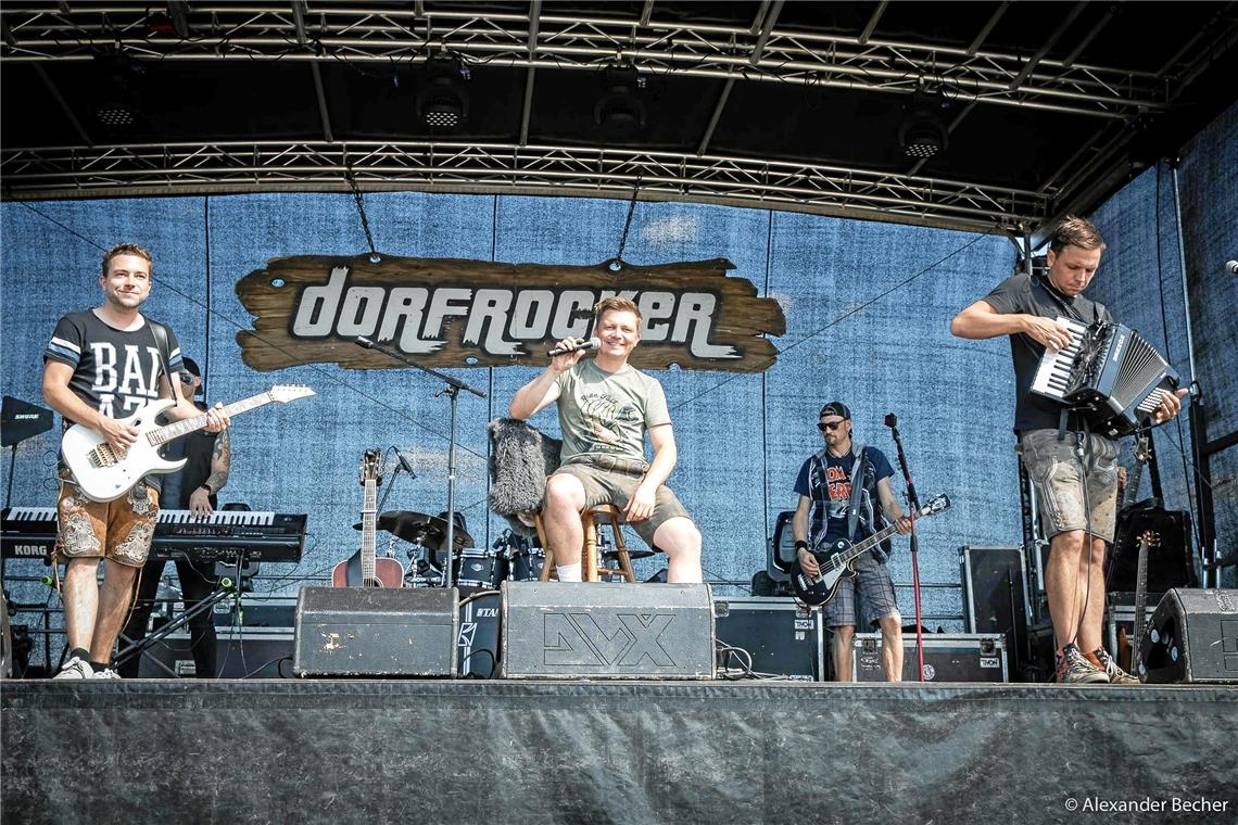 Rock aufm Acker Die drei Dorfrocker Philipp, Tobias und Markus Thomann (von links) haben mit ihren Traktorkonzerten genau den Nerv der Zeit getroffen.