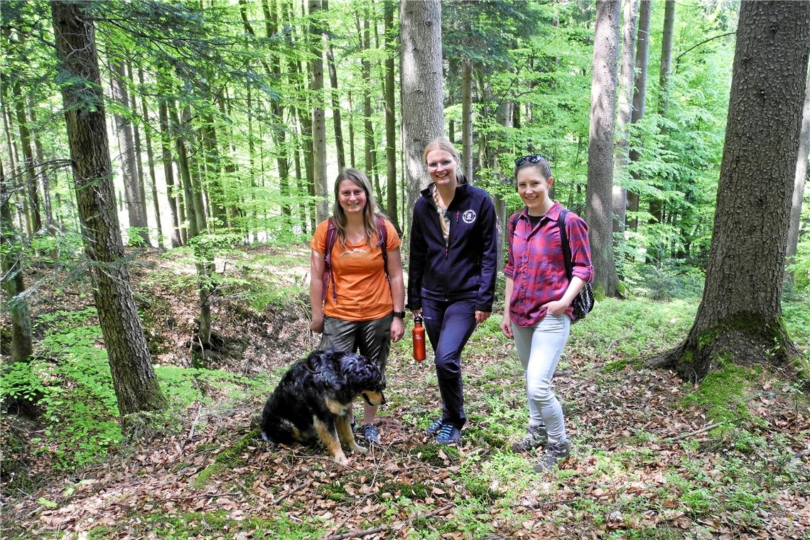 Die drei Freundinnen Rica Pitzer, Isabell Pergner und Nora Kretzschmar (von links) mit Hund Karlo.